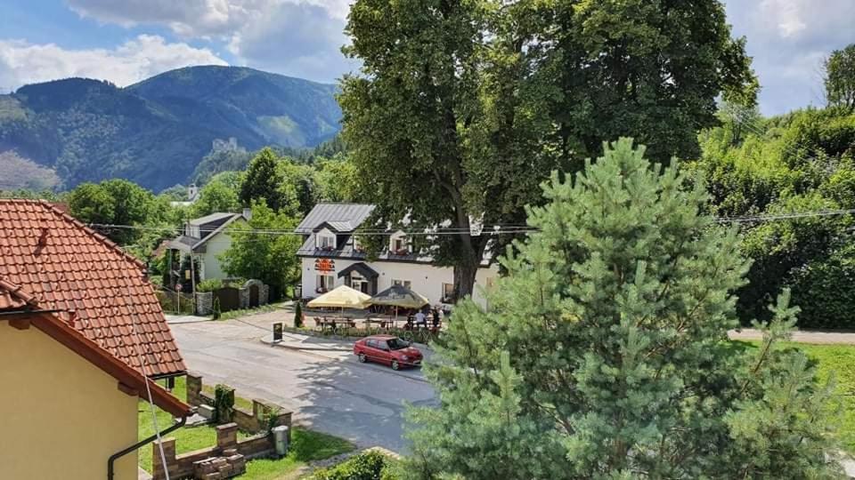 Pizzeria Alzbetka Hotel Strecno Buitenkant foto