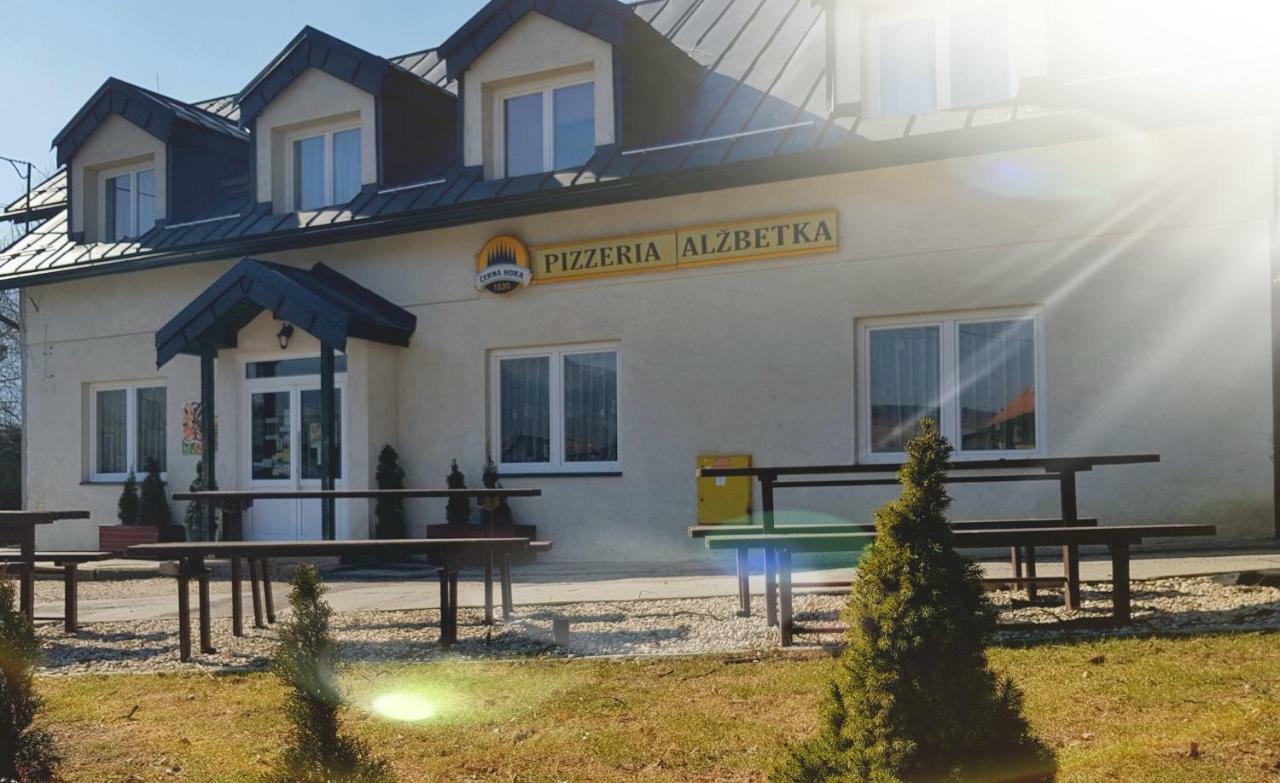 Pizzeria Alzbetka Hotel Strecno Buitenkant foto