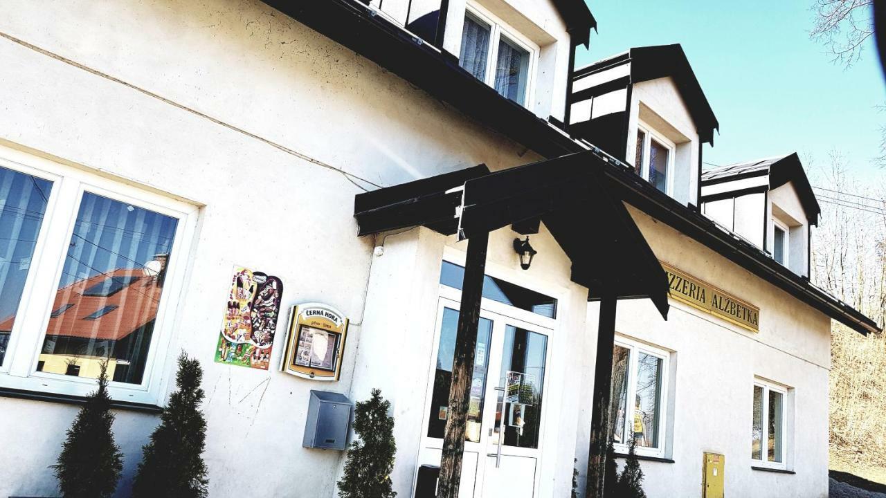 Pizzeria Alzbetka Hotel Strecno Buitenkant foto
