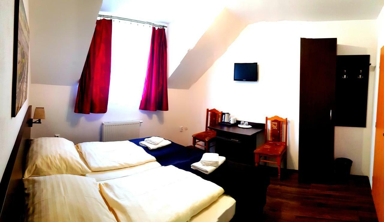 Pizzeria Alzbetka Hotel Strecno Buitenkant foto