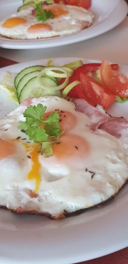 Pizzeria Alzbetka Hotel Strecno Buitenkant foto