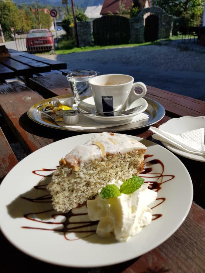 Pizzeria Alzbetka Hotel Strecno Buitenkant foto